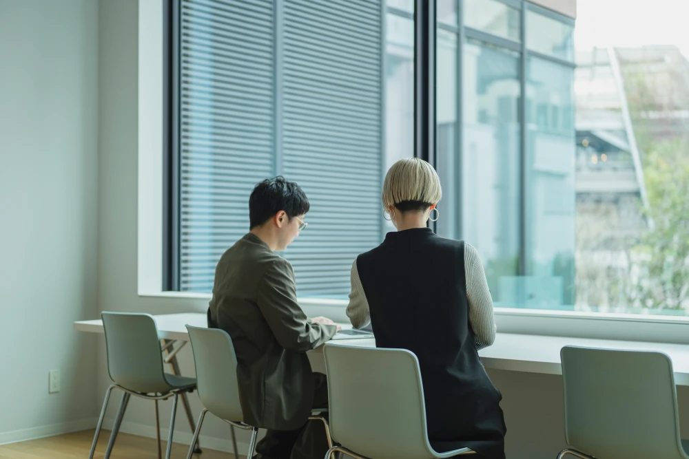 女性社員2名が打ち合わせをする様子